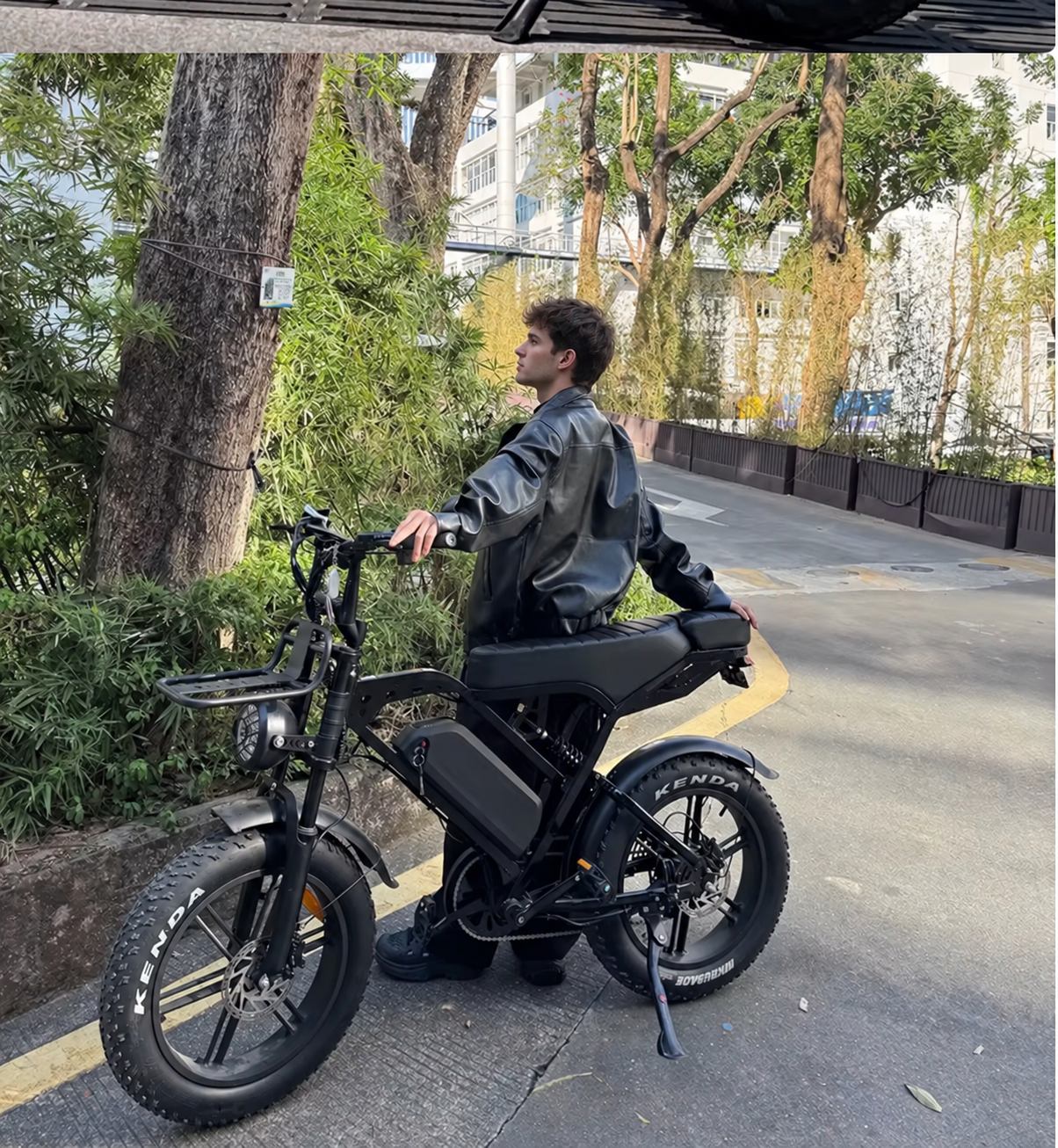 Pilote avec le fat bike électrique SHYROX X5 en ville